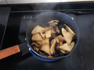 13、黑木耳香菇烧豆腐,倒入调味汁炒均匀。