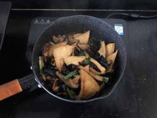 15、黑木耳香菇烧豆腐,翻匀即可起锅。
