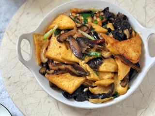 17、黑木耳香菇烧豆腐,成品图
