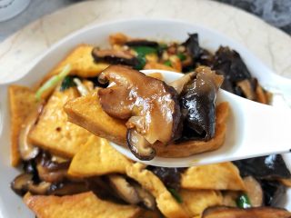 18、黑木耳香菇烧豆腐,成品图