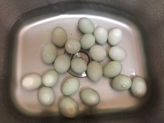 2、100%零失败 出油起沙咸鸭蛋,放入水中 一定要看好 不要有裂的。