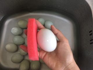3、100%零失败 出油起沙咸鸭蛋,洗干净鸭蛋 认真洗 要比你卸妆洗脸还要认真