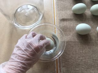 8、100%零失败 出油起沙咸鸭蛋,鸭蛋在白酒碗里滚一遍