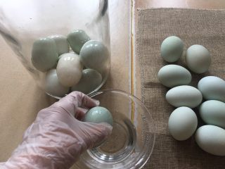 9、100%零失败 出油起沙咸鸭蛋,滚完白酒的鸭蛋放入罐子里