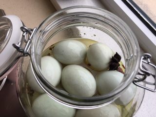 16、100%零失败 出油起沙咸鸭蛋,倒入罐子内