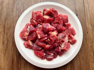 1、萝卜烧牛腩,牛腩清洗干净切成小块，放入大碗里，用凉水浸泡2个小时，浸泡好清洗干净待用。