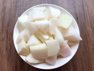 2、萝卜烧牛腩,萝卜削掉外皮，冲洗干净，切成块待用。