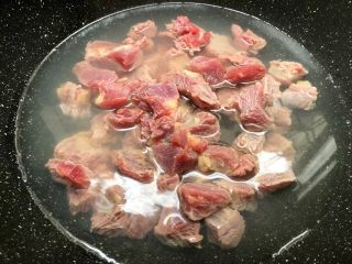 3、萝卜烧牛腩,把切好的的牛腩放入锅里，倒入凉水，开大火把水煮开。