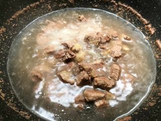 4、萝卜烧牛腩,水开再煮2分钟，把血末完全焯出来，焯好用温水清洗干净待用。