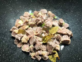 6、萝卜烧牛腩,倒入焯好水的牛腩翻炒1分钟。