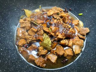 7、萝卜烧牛腩,加入30克生抽，10克老抽，20克料酒，适量盐翻炒5分钟。