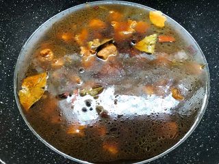 8、萝卜烧牛腩,倒入适量水，水量高出食材1cm，盖上盖子，大火把汤煮开，转中火炖40分钟。