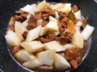 9、萝卜烧牛腩,炖好以后，加入切好的白萝卜翻炒均匀，继续再炖30分钟。