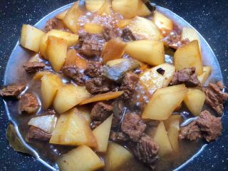 10、萝卜烧牛腩,炖好加入少许鸡精，再加入少许白糖提鲜，翻炒均匀即可出锅。