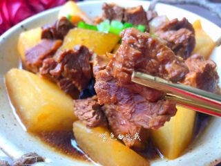 11、萝卜烧牛腩,美味的牛腩炖萝卜做好了，超美味。