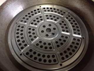 3、清蒸鳜鱼,锅里入清水，放上蒸架，水量以稍微漫过蒸架为准，太少热气上不来，太多水会进到鱼盘里。