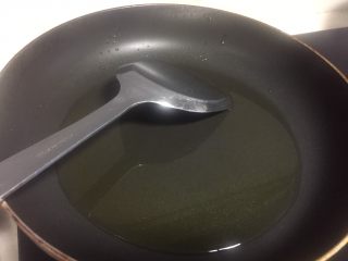 7、清蒸鳜鱼,另起一个锅，把油烧热。