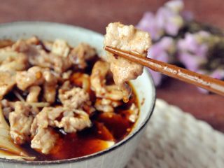 13、水煮肉片,即使被辣得大汗淋漓，也停不下一片又一片地往嘴里放， 麻、辣、鲜、香、烫，好吃看得见。