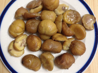 2、香菇板栗,将熟板栗扒去皮，洗干净待用。