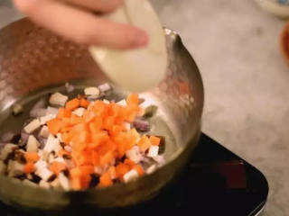 1、巧用普通的电饭锅,分分钟能做出好吃的煲仔饭,快收起来试试!,起油锅，倒入蔬菜翻炒出香味