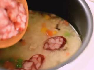 4、巧用普通的电饭锅,分分钟能做出好吃的煲仔饭,快收起来试试!,加入清水，再将香肠平铺