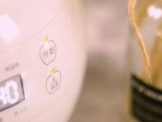 5、巧用普通的电饭锅,分分钟能做出好吃的煲仔饭,快收起来试试!,按煮饭模式即可