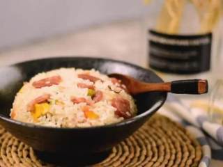 6、巧用普通的电饭锅,分分钟能做出好吃的煲仔饭,快收起来试试!,开动~！