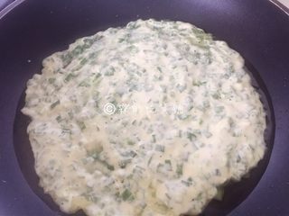 10、韭菜鸡蛋饼,象这样，中小火慢煎。