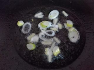 8、家常版川味浓香宫保鸡丁,过完鸡丁的油，放入葱姜炝锅