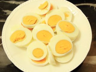 3、金钱蛋,将菜刀在火上加热下切，比较不沾，建议稍微切厚点，型好点不会散