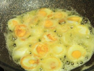 7、金钱蛋,焦黄后翻至另外一面，会起泡泡，正常的哦