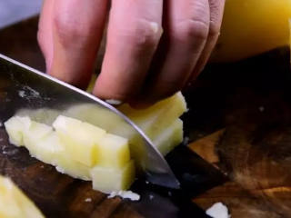 2、土豆也可以做到入口即化,去皮，取3/1土豆切小块