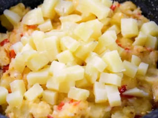 6、土豆也可以做到入口即化,再加入土豆块，注入清水，翻炒