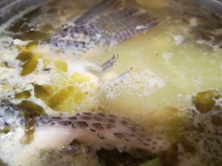 4、酸菜鱼????,加入适量水，煮开改小火慢炖15分钟