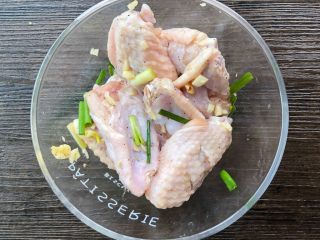 3、薯片鸡翅,放葱蒜末➕小半勺盐➕小半勺黑胡椒翻拌均匀,腌制20分钟入味!