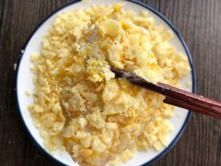 7、薯片鸡翅,裹上自己喜欢的薯片,全部做好放烤网上