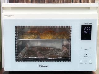 8、薯片鸡翅,长帝烤箱提前200度上下火预热5分钟,预热完毕放入鸡翅中上层继续烤25分钟,表面金黄即可!