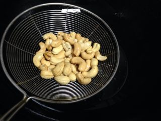 8、酱爆腰果鸡丁,炸至表面微黄捞出控油备用