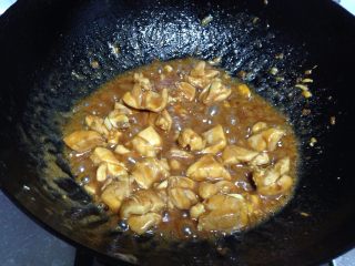 12、酱爆腰果鸡丁,下入碗汁炒匀至汤汁微稠