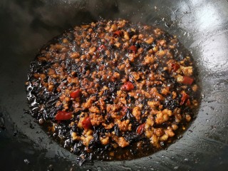 7、梅干菜肉烧饼,再倒入适量温水（加水量刚没过食材表面即可）加盖小火炖煮30-40分钟，煮至汤汁变浓稠时转大火收汁，盛出备用。