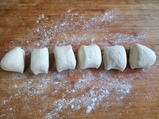 12、梅干菜肉烧饼,醒好的面搓长条，切分成大小合适的面剂。