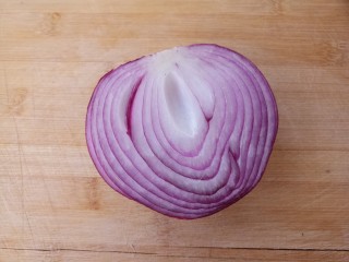 1、酸辣洋葱木耳,先准备半个洋葱。