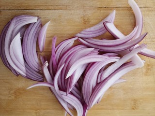 2、酸辣洋葱木耳,然后把洋葱切成条。