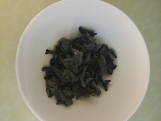 3、酸辣洋葱木耳,准备小半碗干木耳。