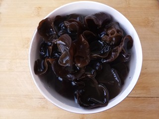 4、酸辣洋葱木耳,放水里泡发。