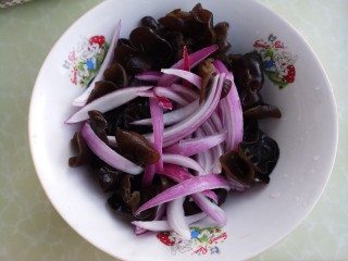 5、酸辣洋葱木耳,然后把洋葱和木耳放在一个碗里。