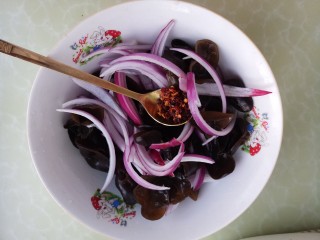 6、酸辣洋葱木耳,加一勺辣椒油。