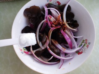 7、酸辣洋葱木耳,再加一勺糖。