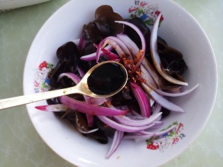 8、酸辣洋葱木耳,再加一勺生抽。