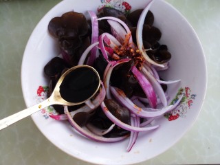 9、酸辣洋葱木耳,再加一勺醋。